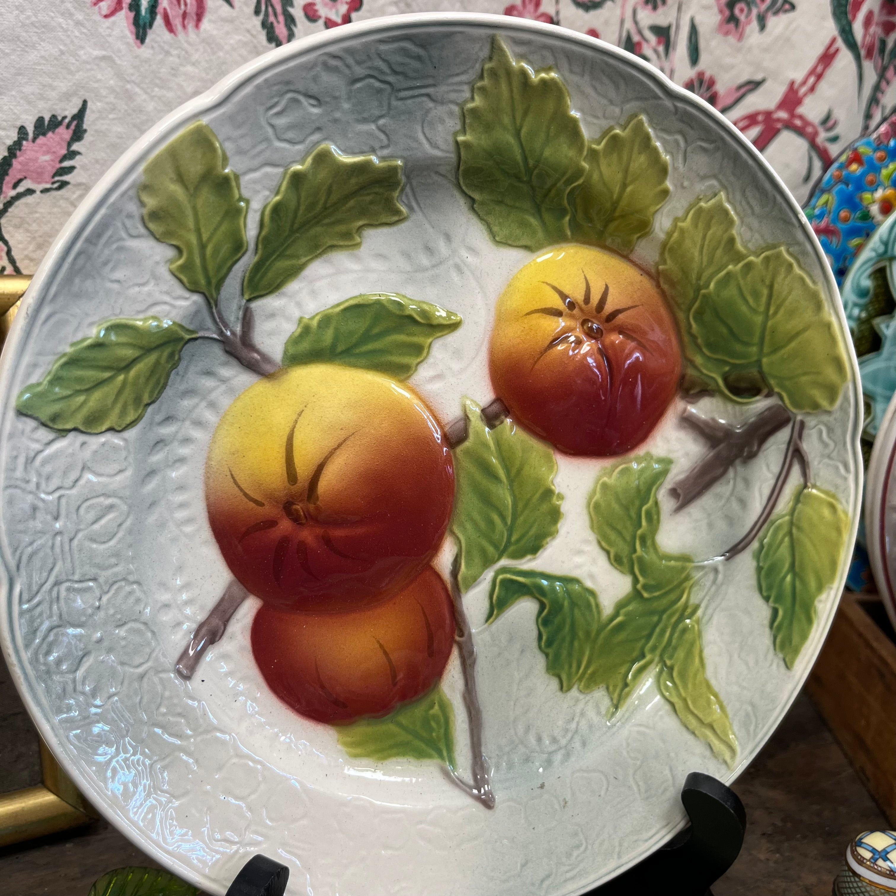 Assiettes en barbotine Saint-Clément