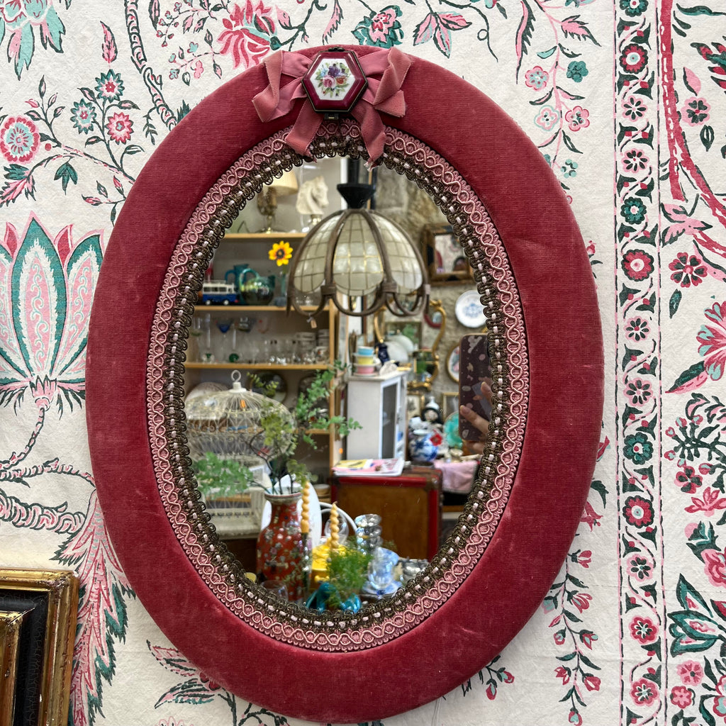 Miroir ovale ancien en velours rose