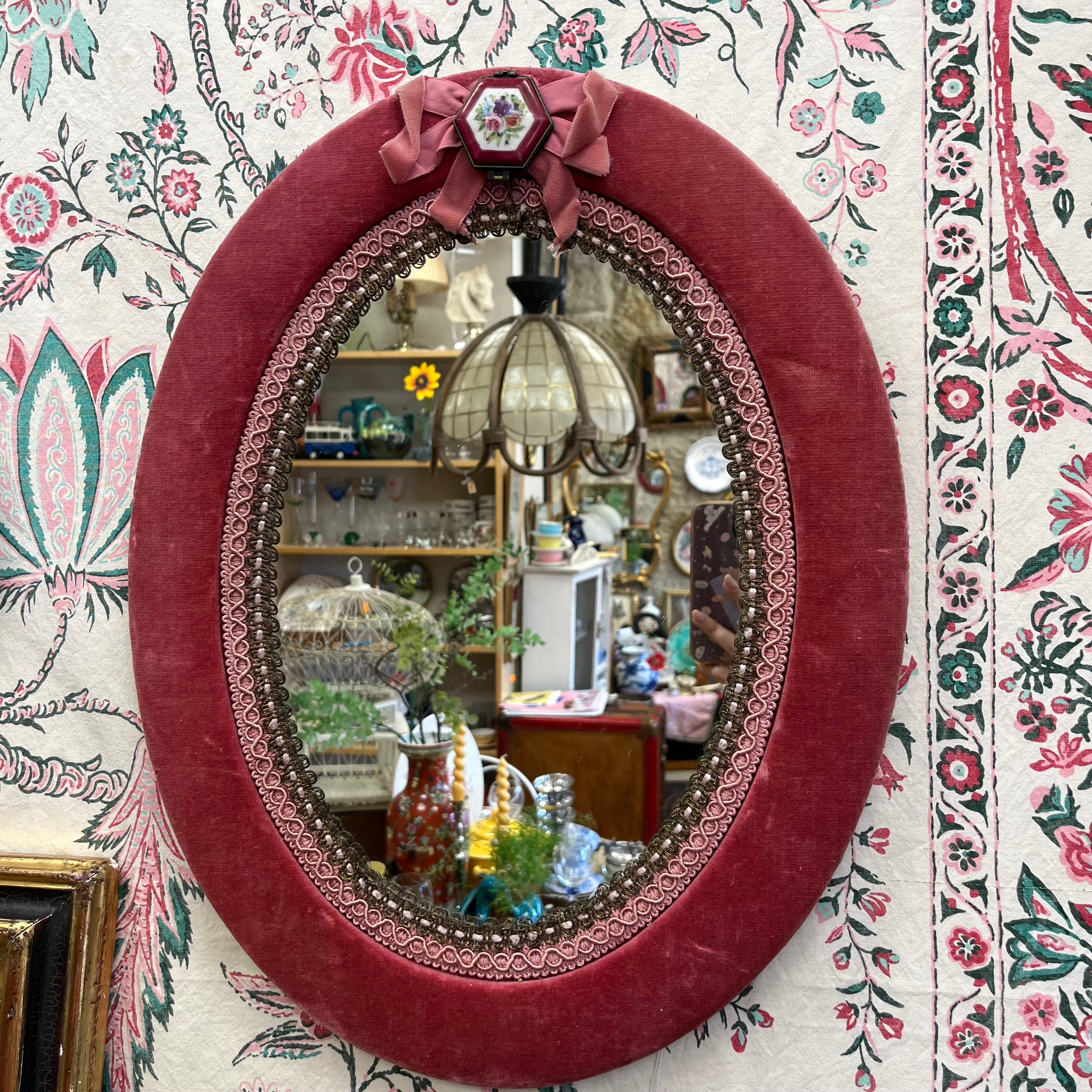Miroir ovale ancien en velours rose