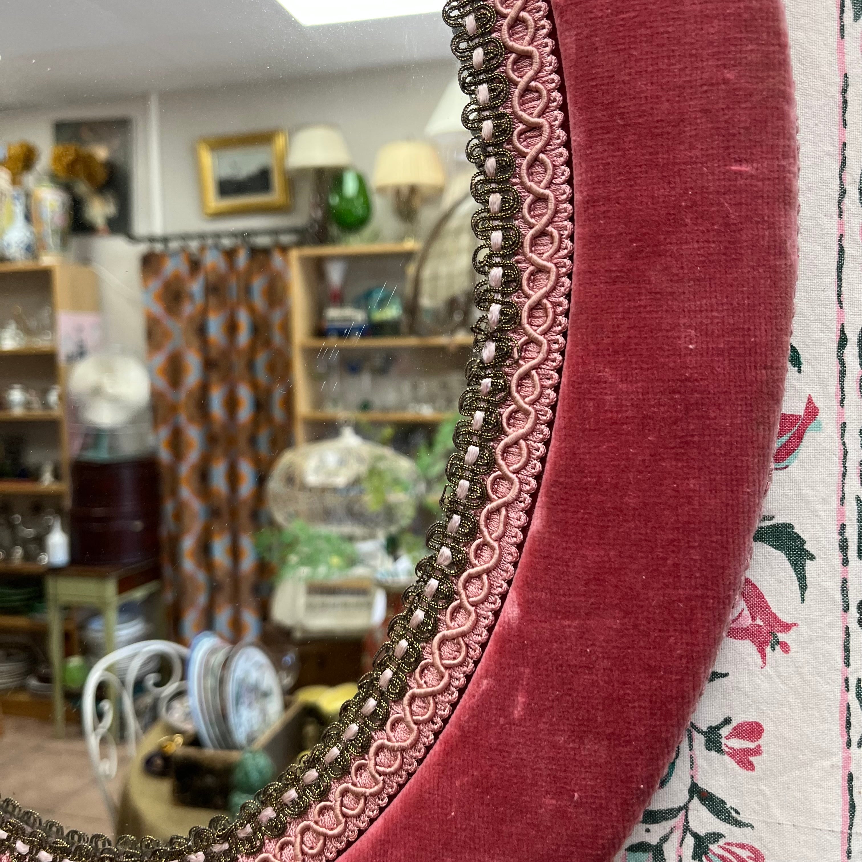 Miroir ovale ancien en velours rose