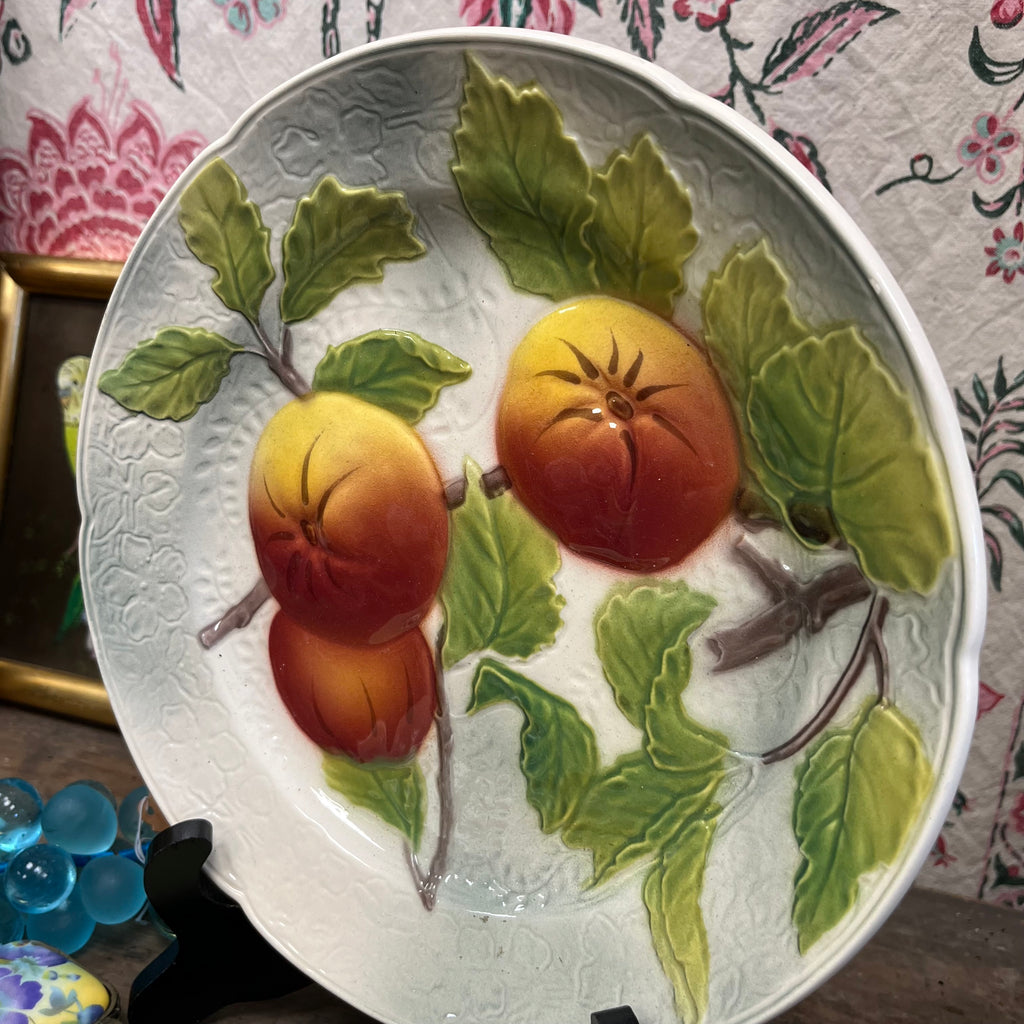 Assiettes en barbotine Saint-Clément