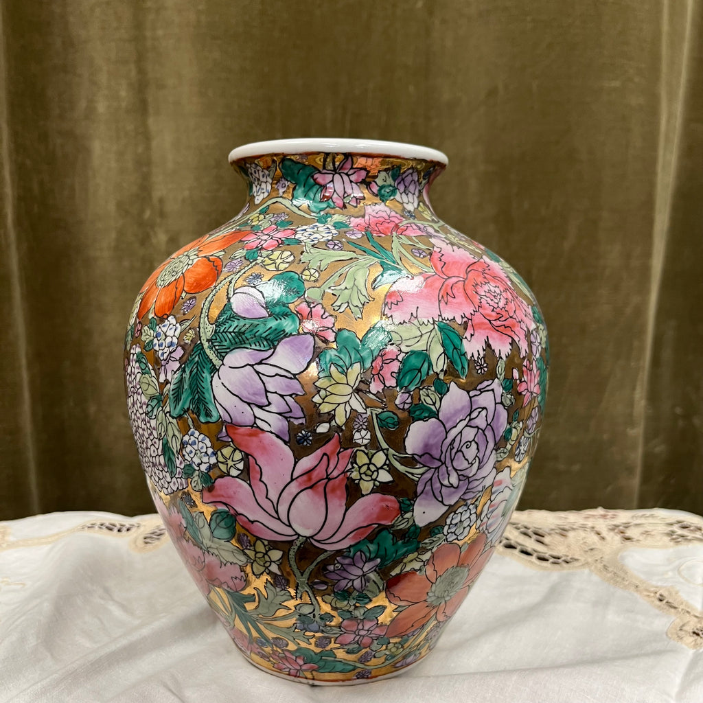 Vase en porcelaine d’inspiration chinoise à décor floral doré