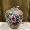 Vase en porcelaine d’inspiration chinoise à décor floral doré