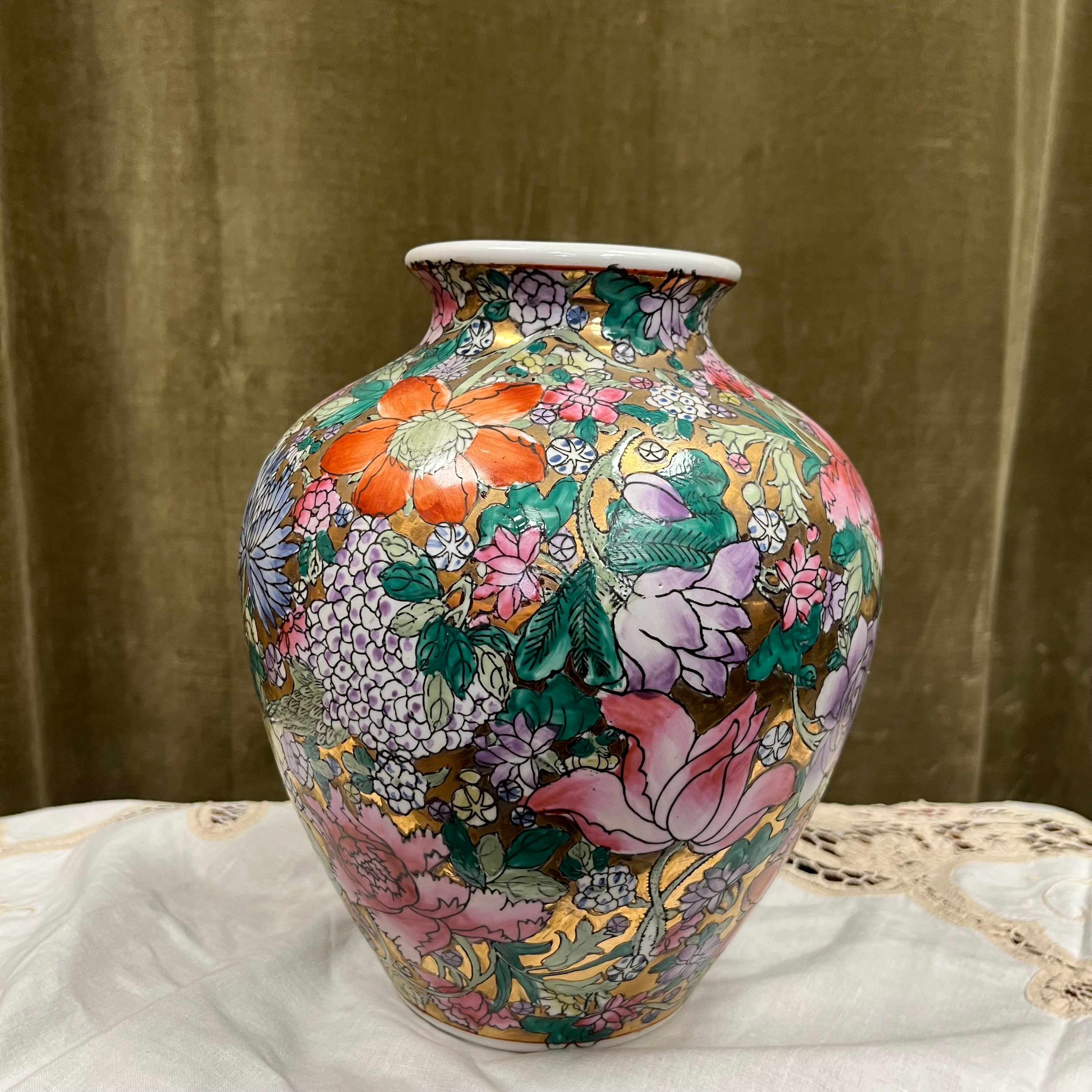 Vase en porcelaine d’inspiration chinoise à décor floral doré