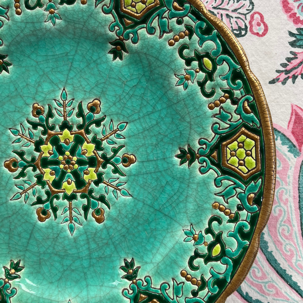 Assiette ancienne en émaux de Longwy – Décor “Chevreuse” par Maurice-Paul Chevallier