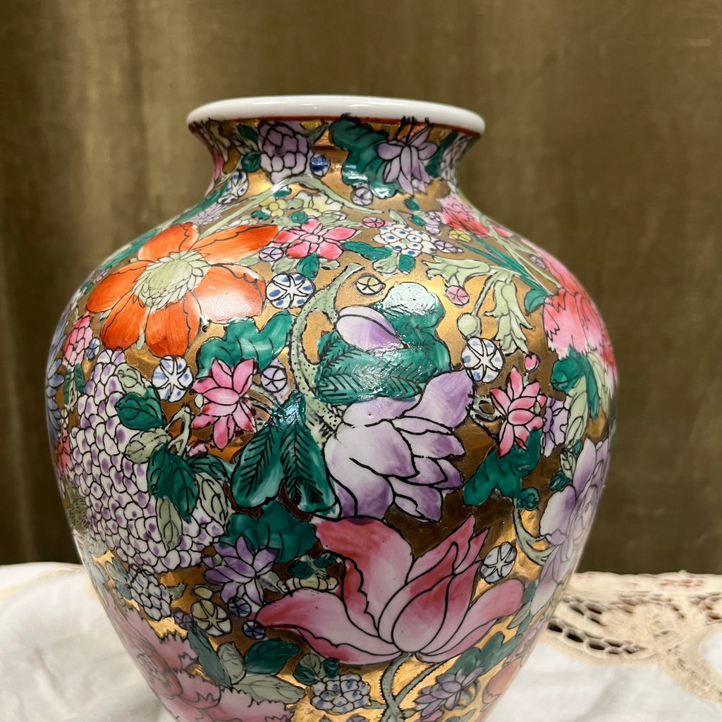 Vase en porcelaine d’inspiration chinoise à décor floral doré
