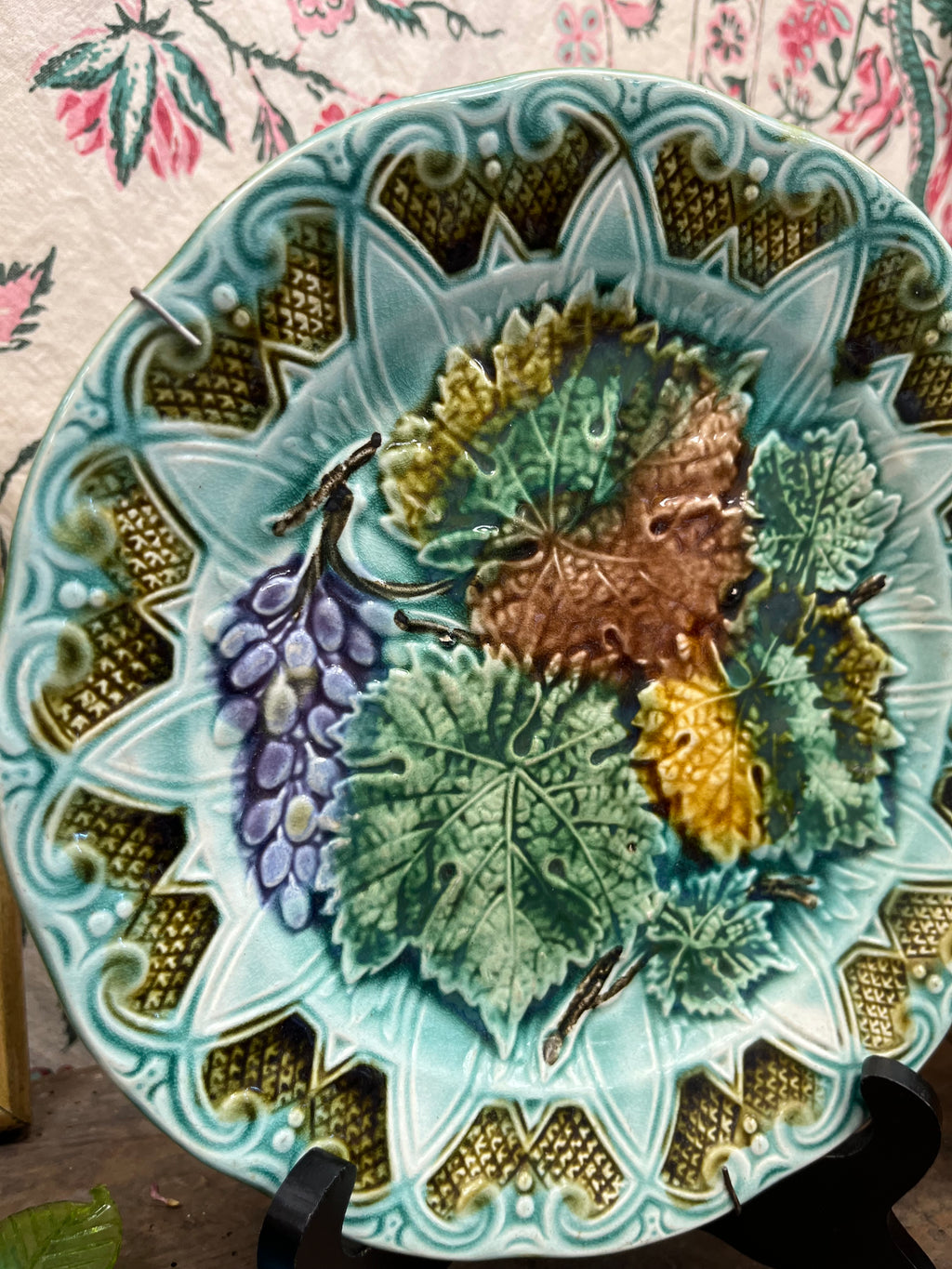 Assiette majolique barbotine feuilles de vigne XIXe