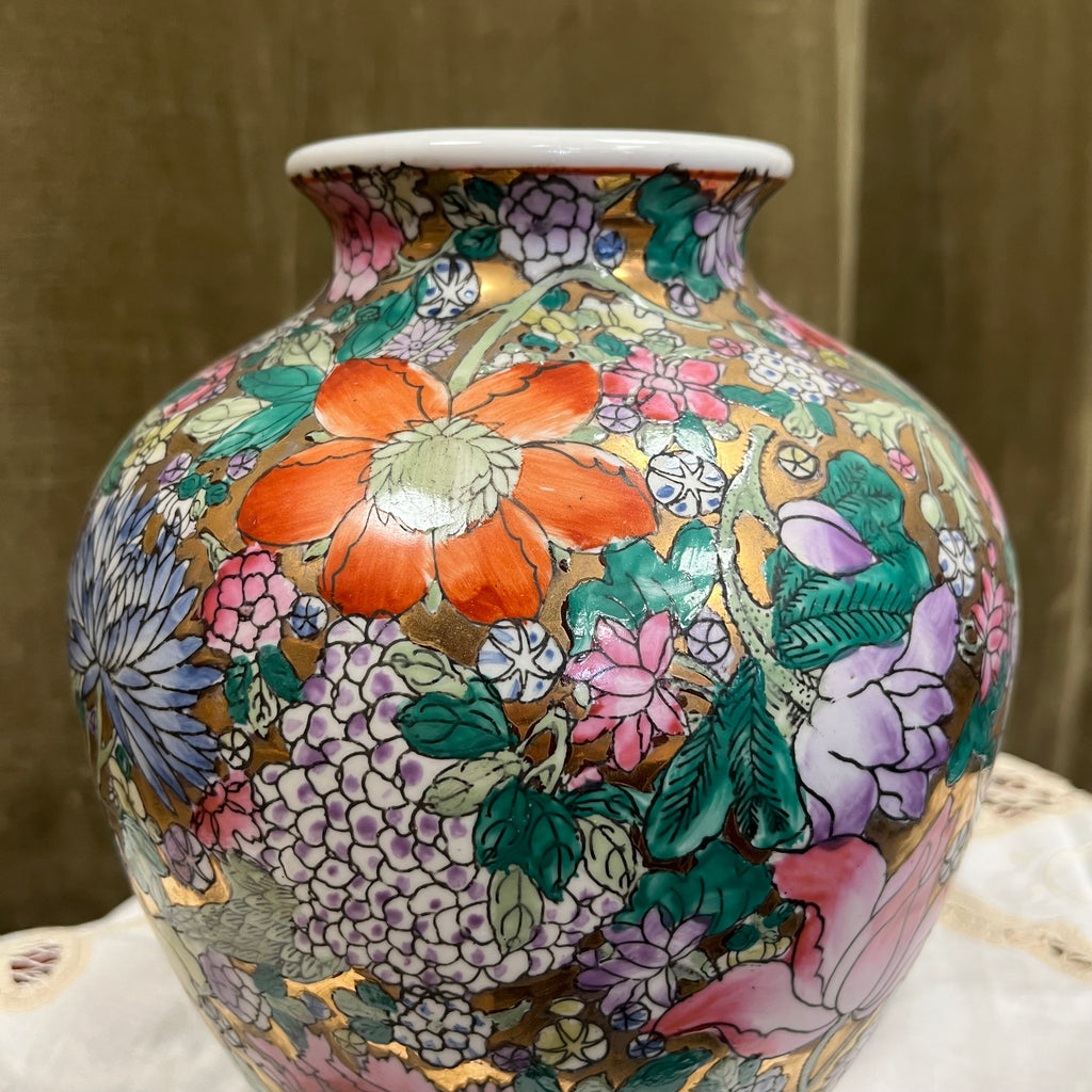 Vase en porcelaine d’inspiration chinoise à décor floral doré