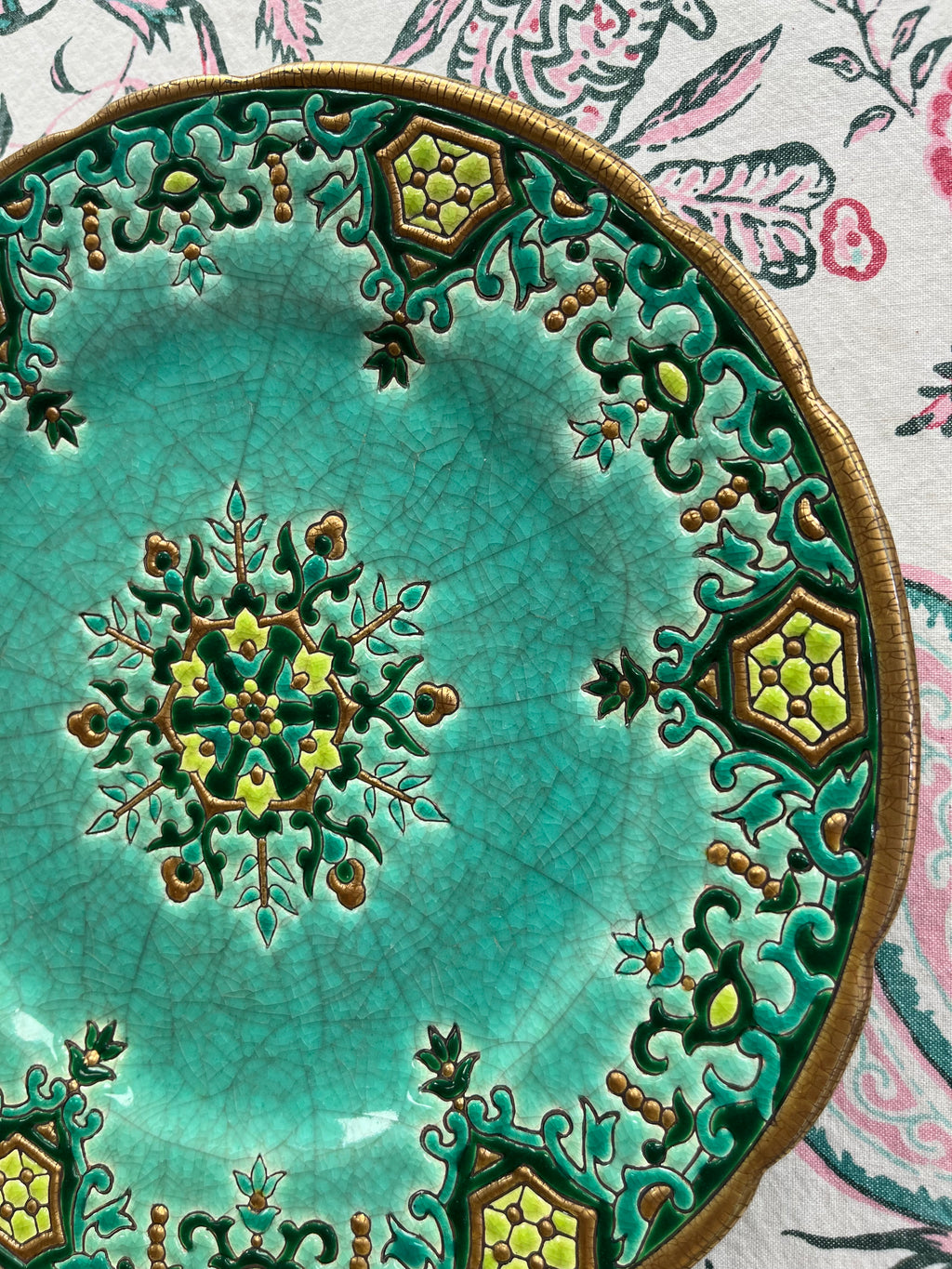 Assiette ancienne en émaux de Longwy – Décor “Chevreuse” par Maurice-Paul Chevallier