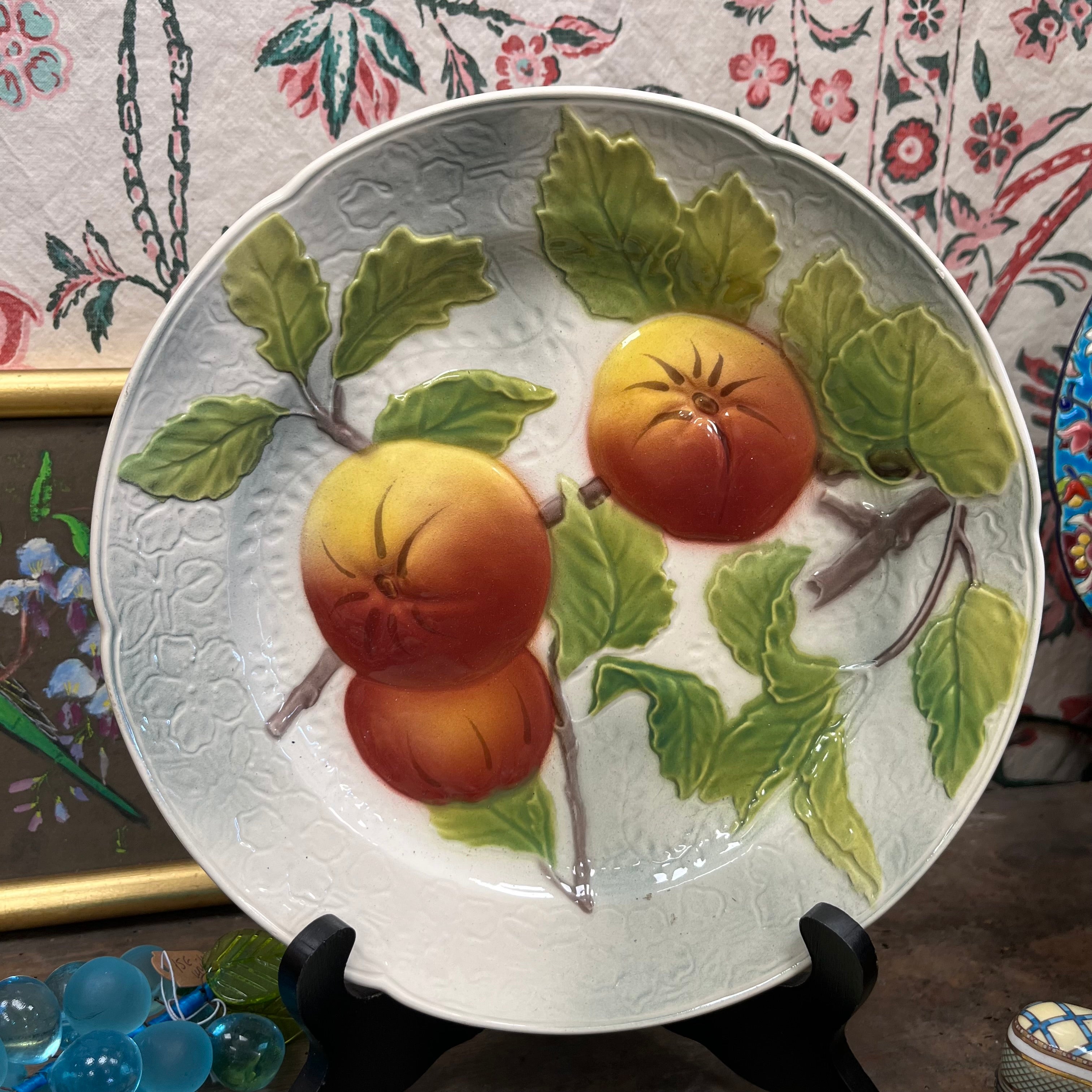 Assiettes en barbotine Saint-Clément