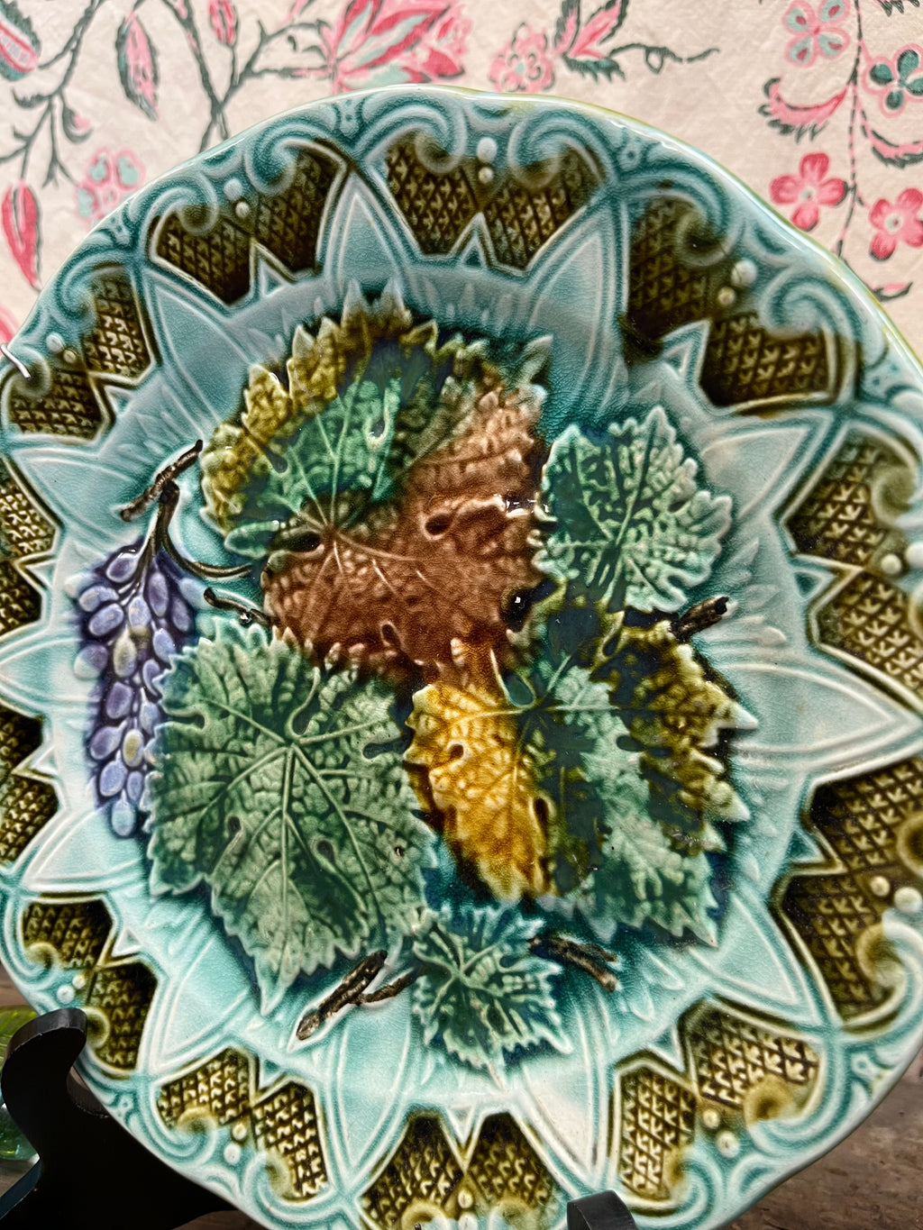 Assiette majolique barbotine feuilles de vigne XIXe
