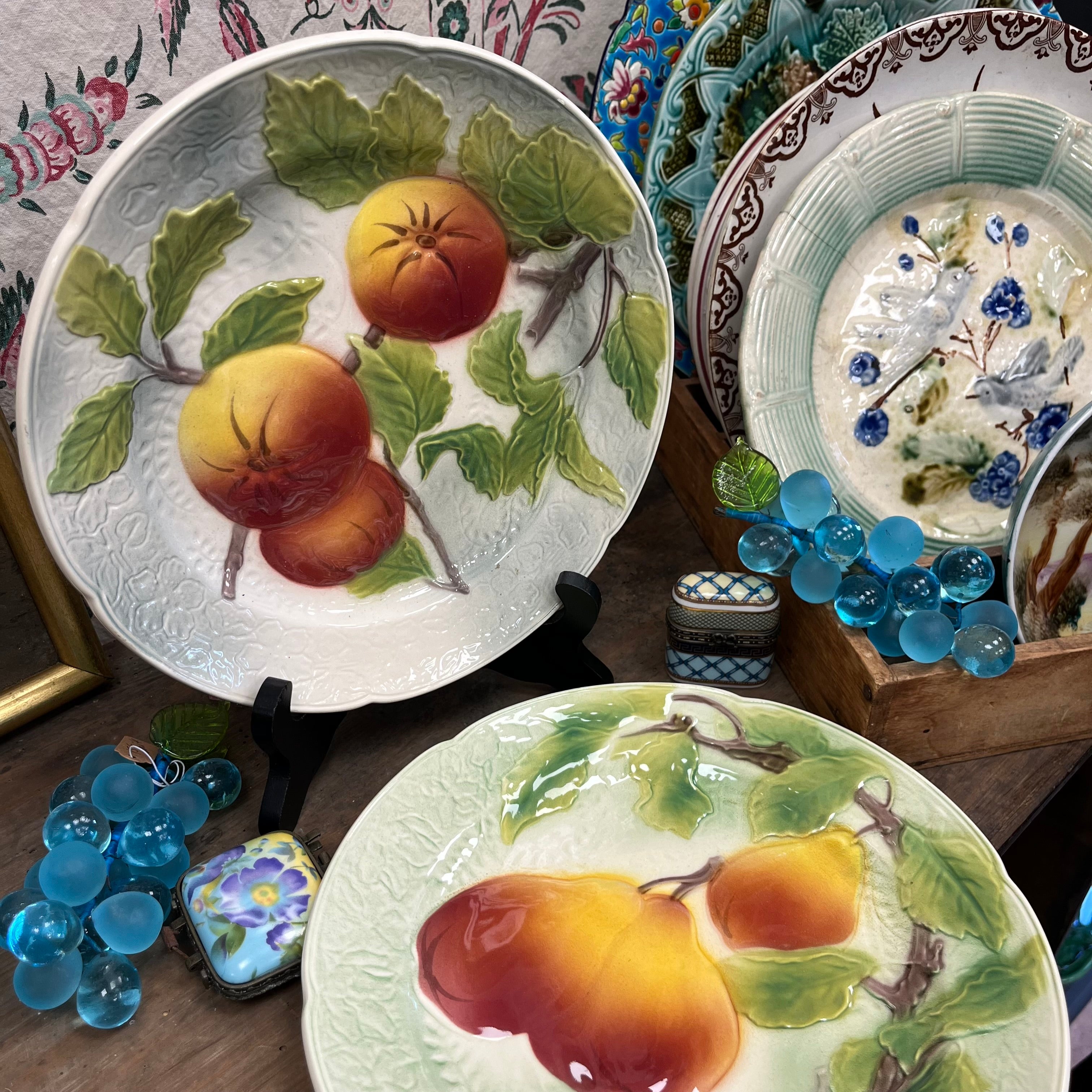 Assiettes en barbotine Saint-Clément