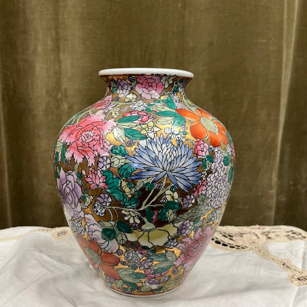 Vase en porcelaine d’inspiration chinoise à décor floral doré