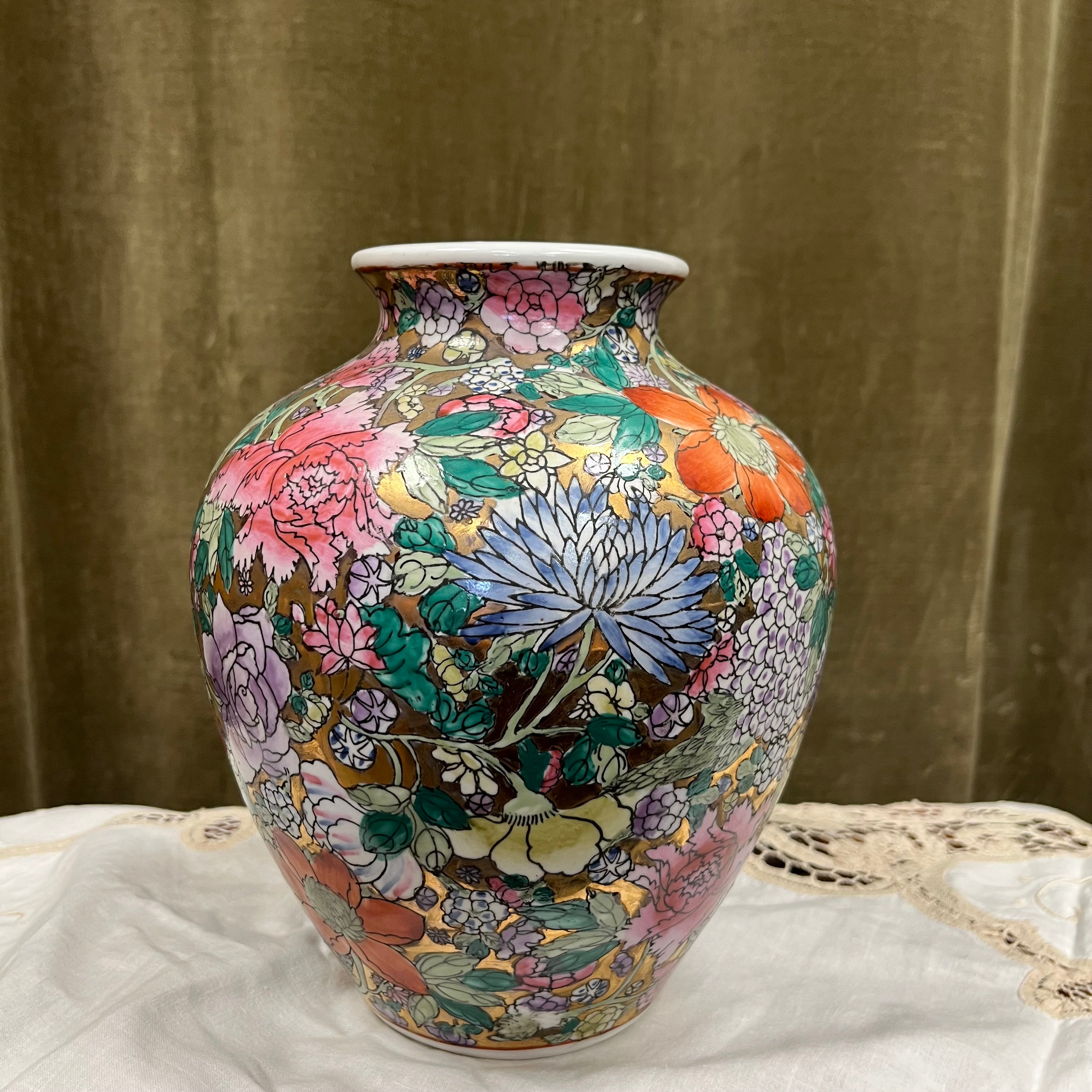 Vase en porcelaine d’inspiration chinoise à décor floral doré
