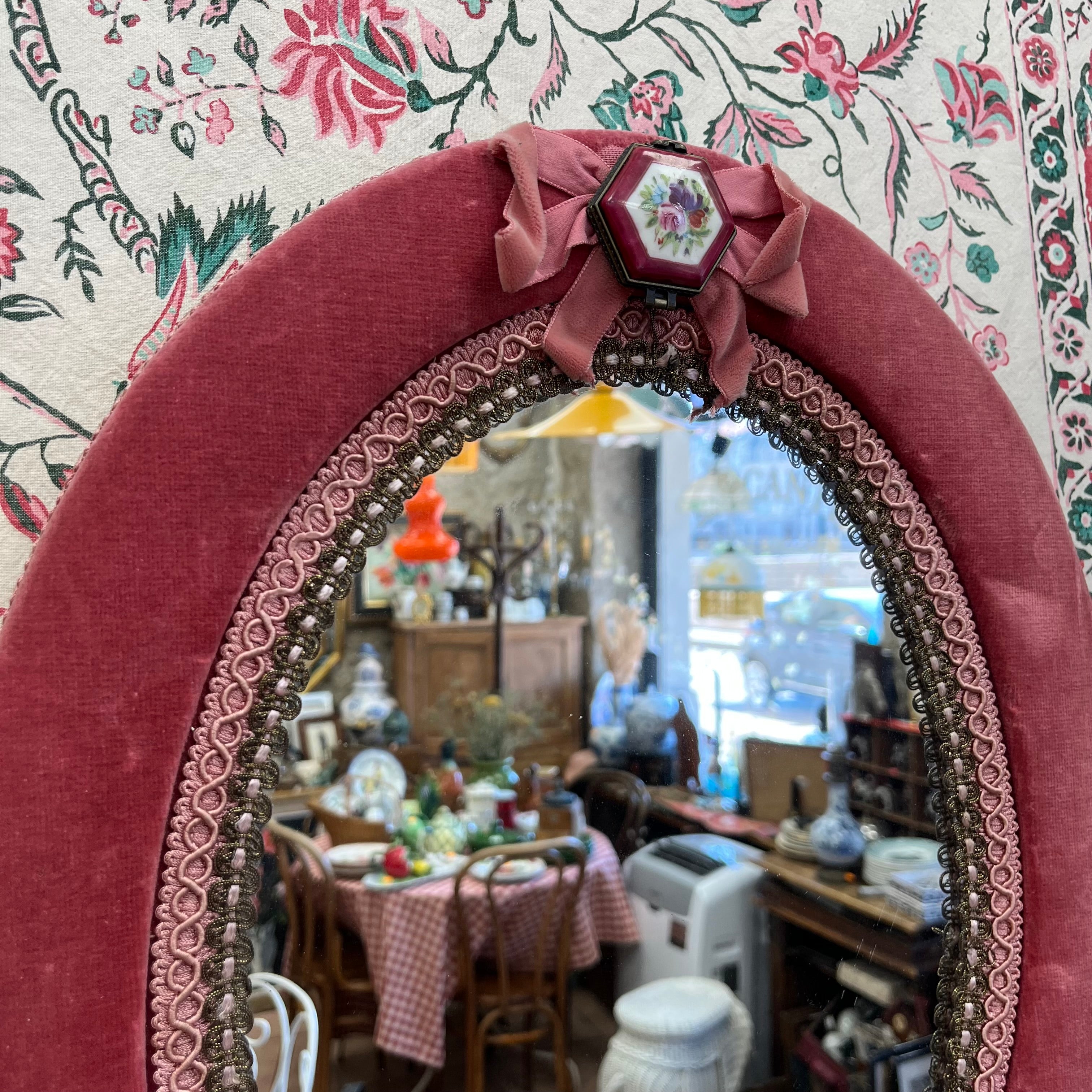 Miroir ovale ancien en velours rose