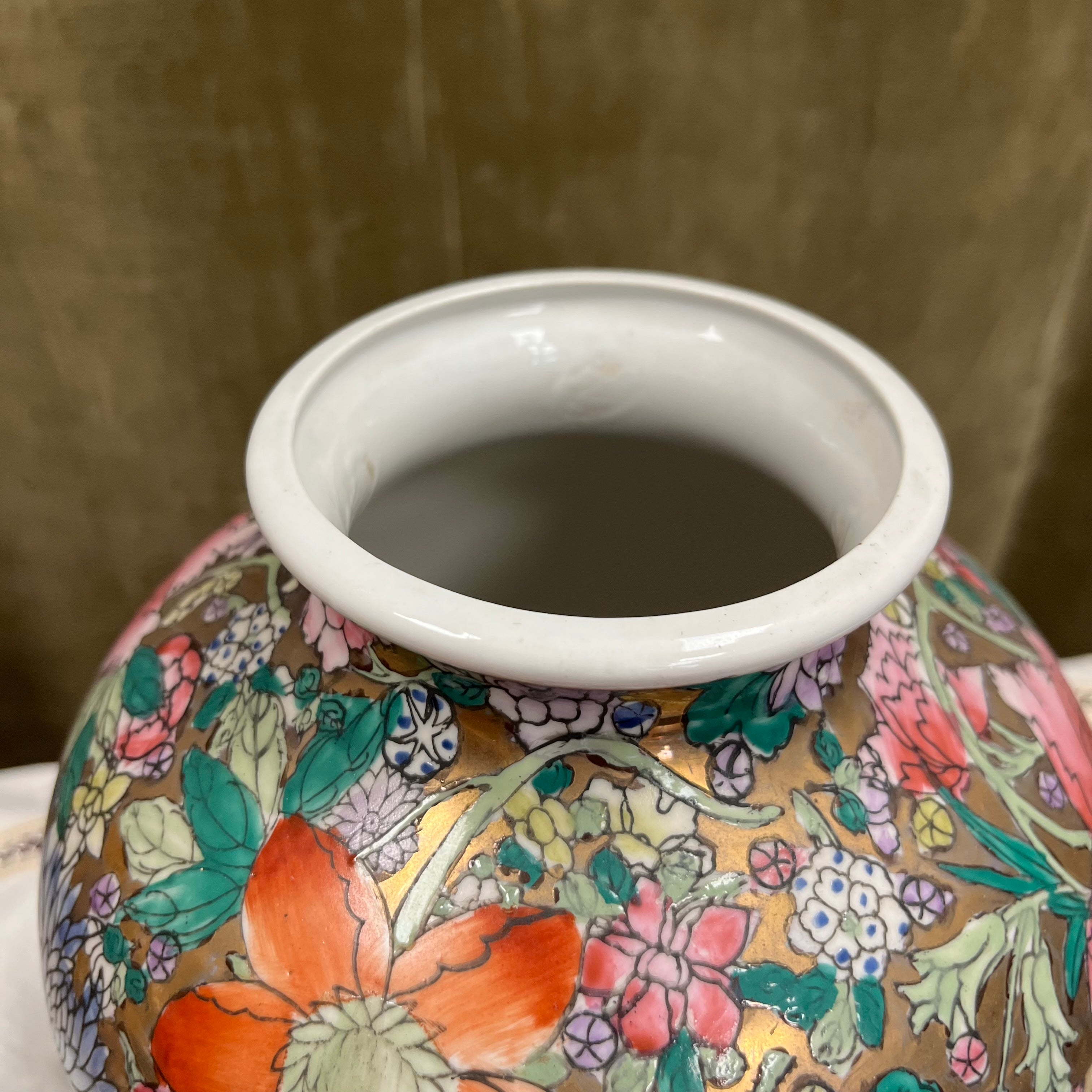 Vase en porcelaine d’inspiration chinoise à décor floral doré