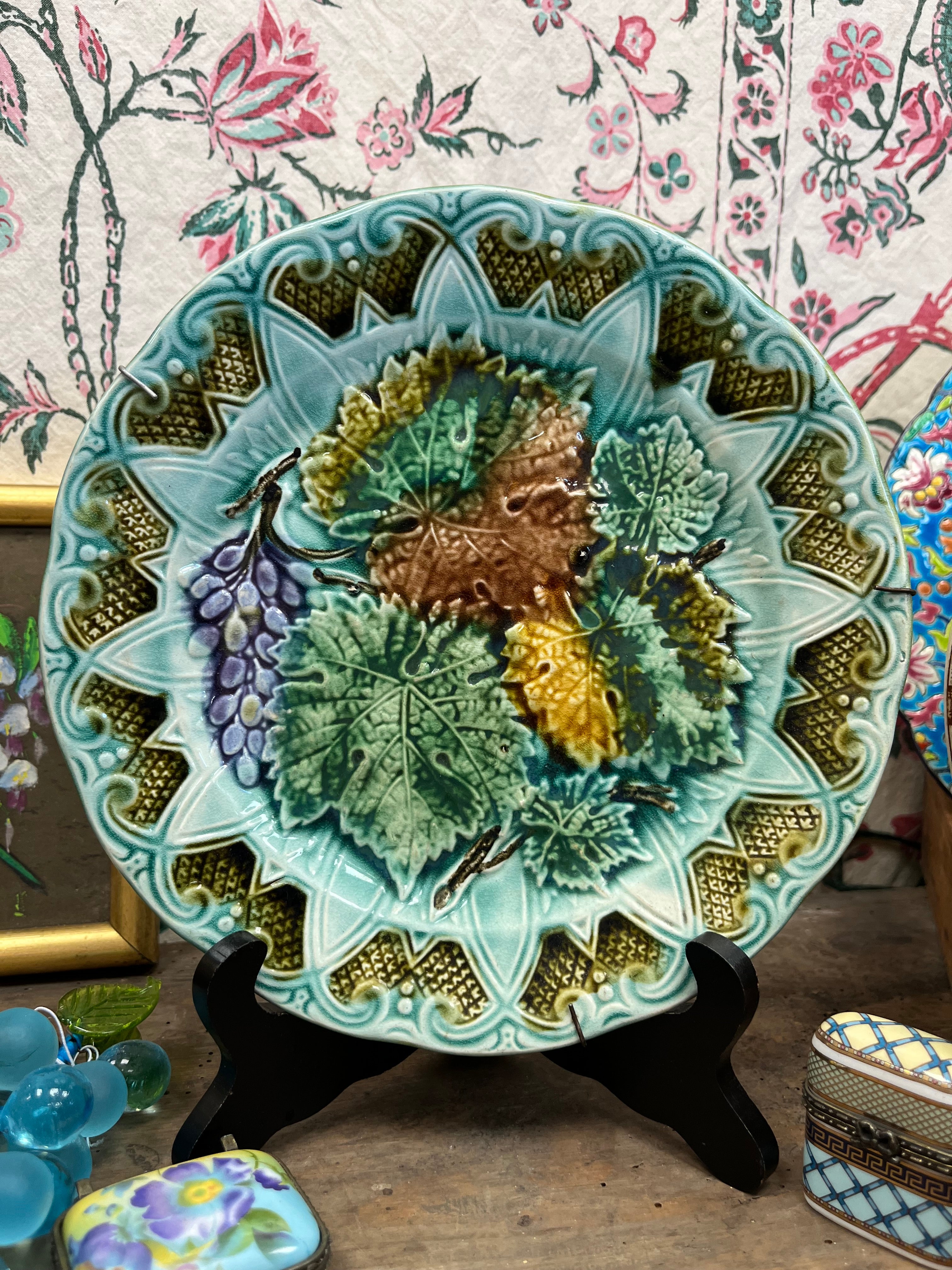 Assiette majolique barbotine feuilles de vigne XIXe