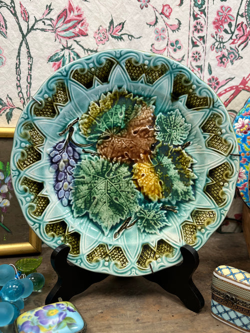 Assiette majolique barbotine feuilles de vigne XIXe