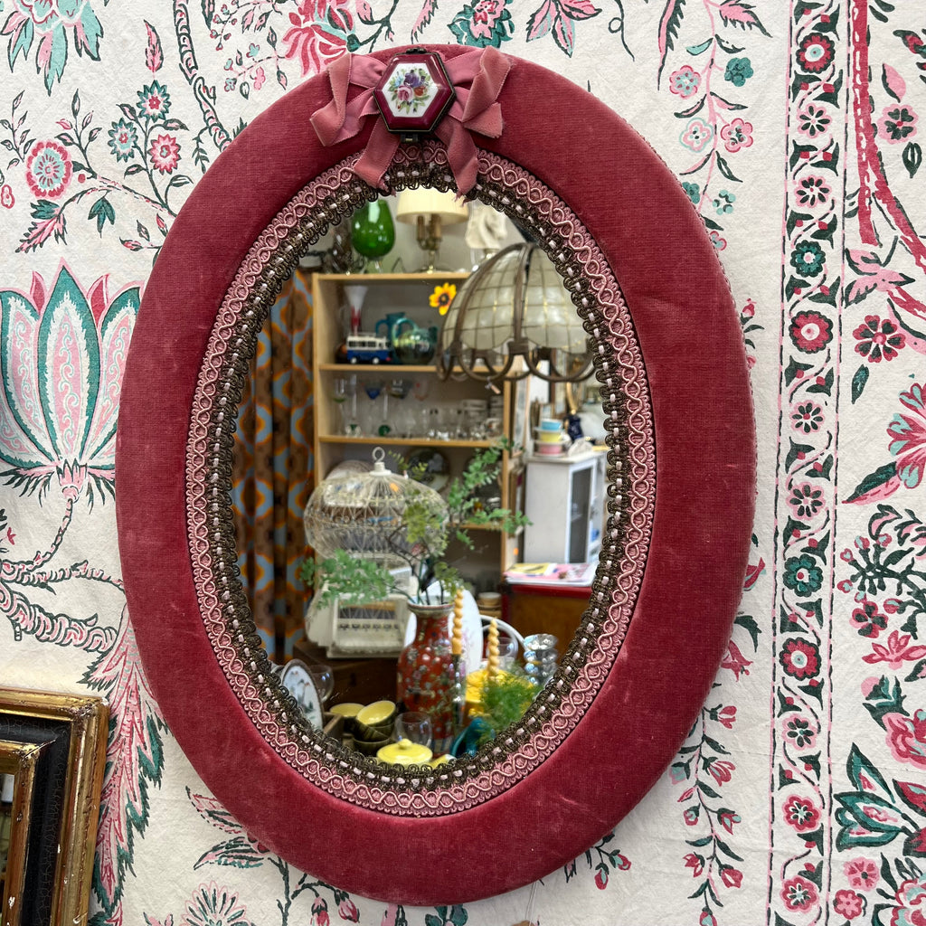 Miroir ovale ancien en velours rose