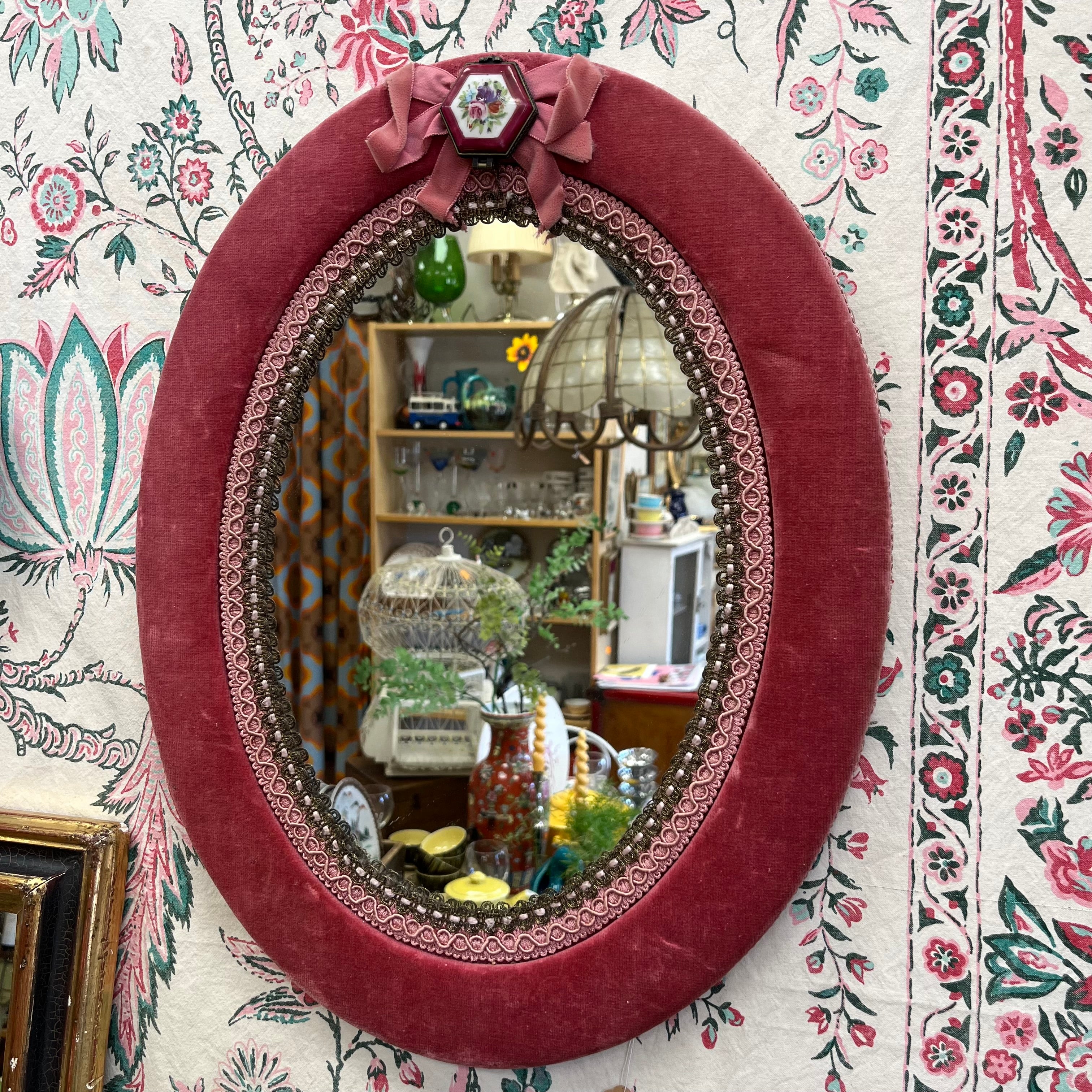 Miroir ovale ancien en velours rose