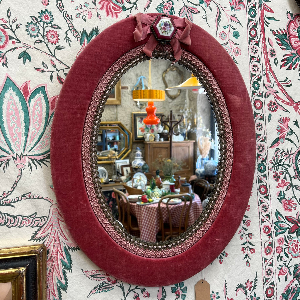 Miroir ovale ancien en velours rose