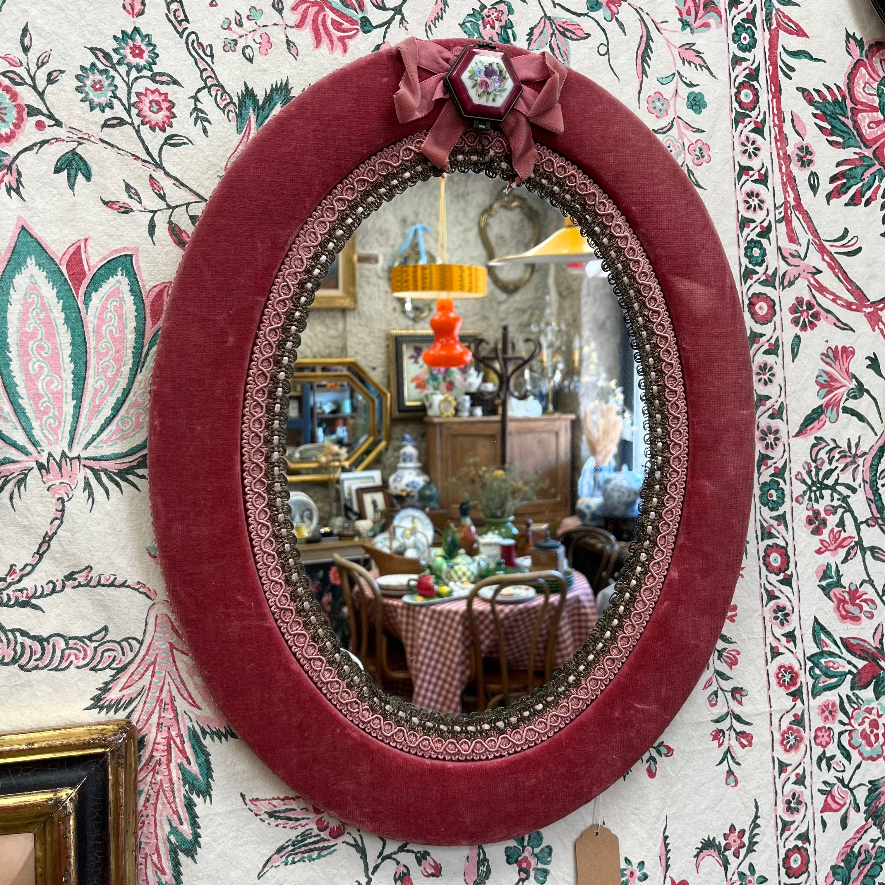 Miroir ovale ancien en velours rose