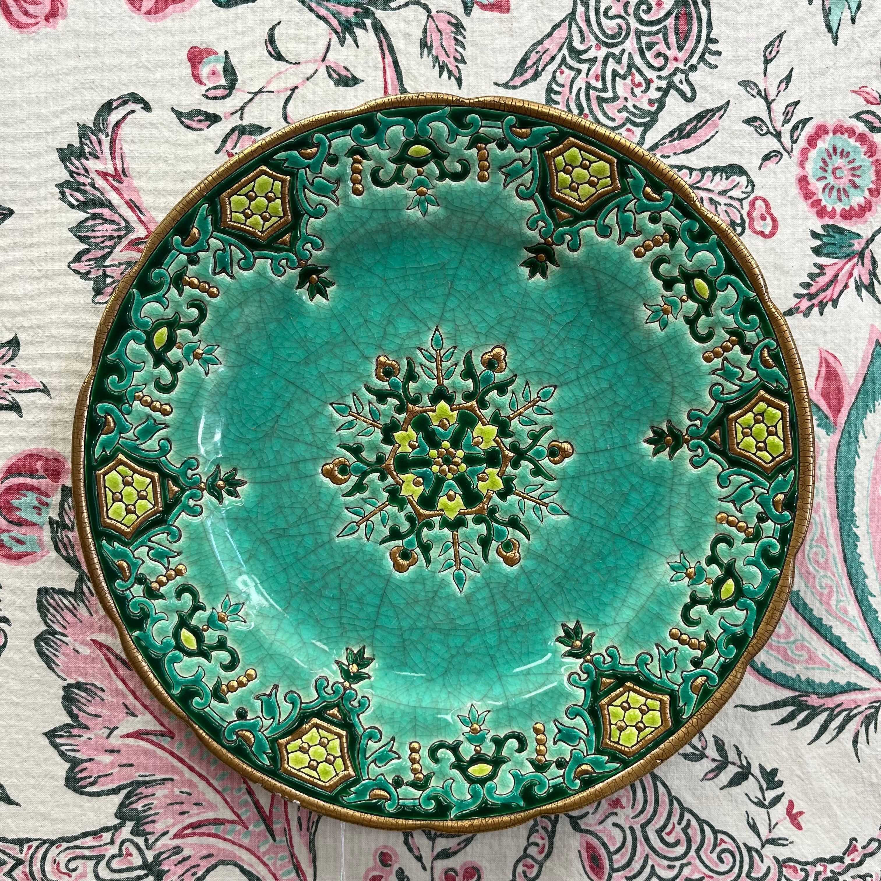 Assiette ancienne en émaux de Longwy – Décor “Chevreuse” par Maurice-Paul Chevallier